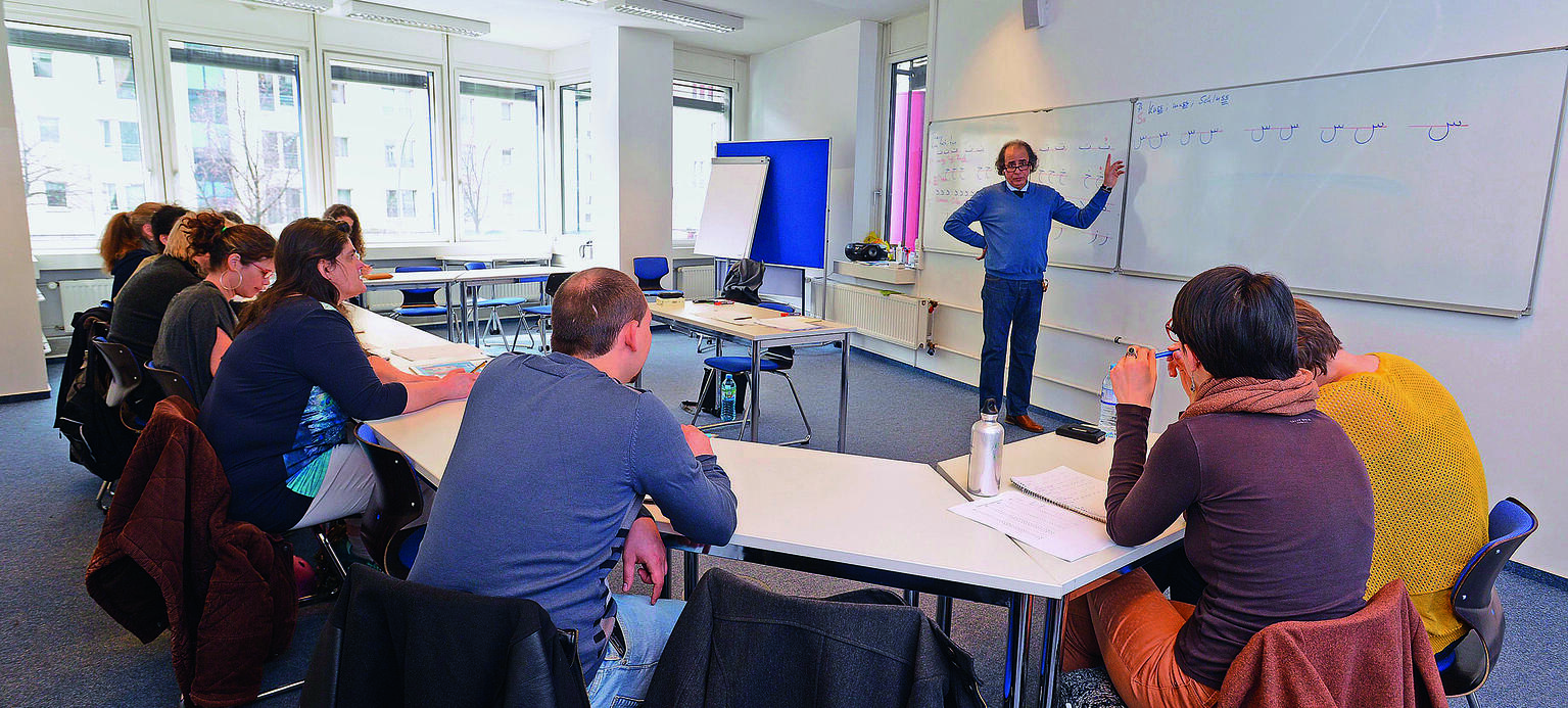 Gruppe von Erwachsenen in einem Seminarraum bei einer Weiterbildung