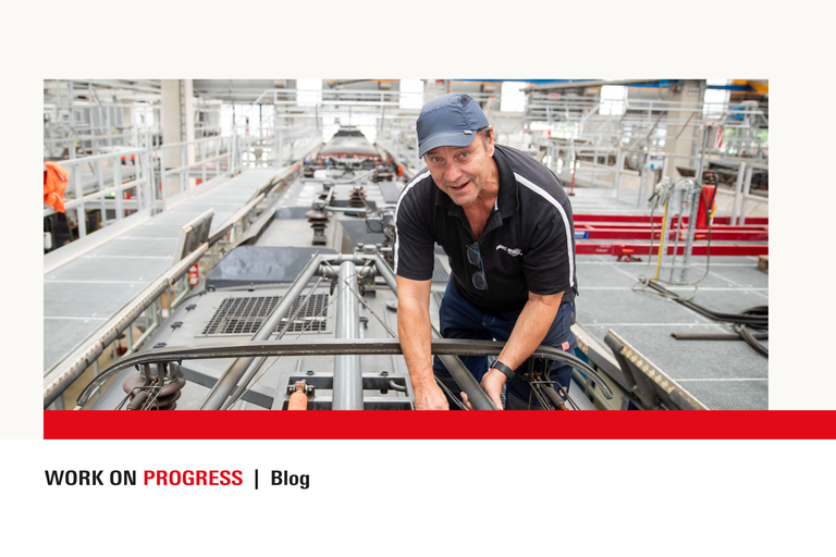 Klaus David, Elektriker in Rente bei der Deutschen Bahn, prüft auf einer Lokomotive im Nürnberger Bahnwerk den Stromabnehmer. Der 64-jährige arbeitet schon seit 49 Jahren bei der Deutschen Bahn, ist aber seit Anfang letzten Jahres im Ruhestand.